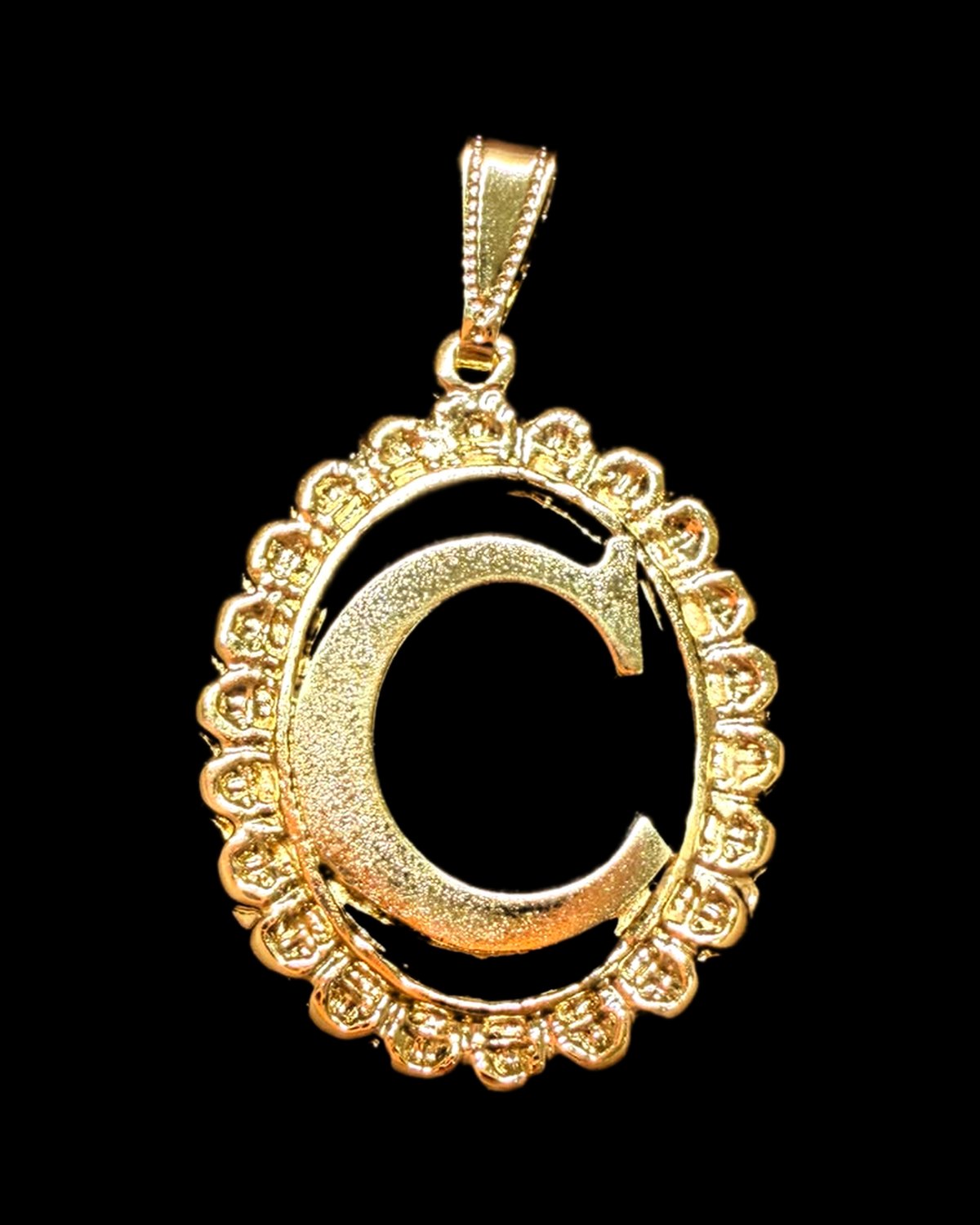 Colgante con la inicial C en marco oval dorado