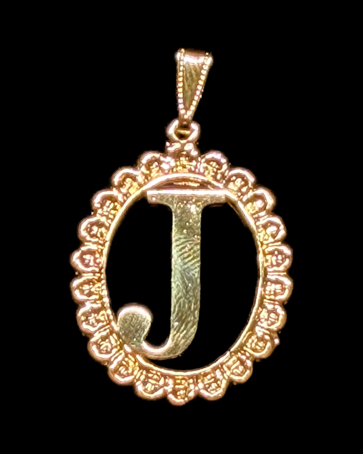 Colgante con la inicial J en marco oval dorado