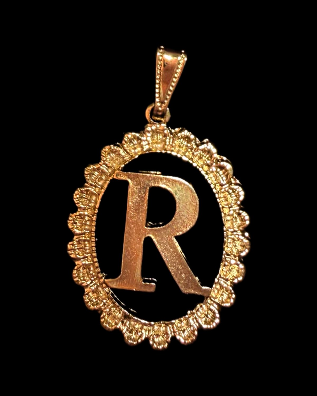 Colgante con la inicial R en marco oval dorado