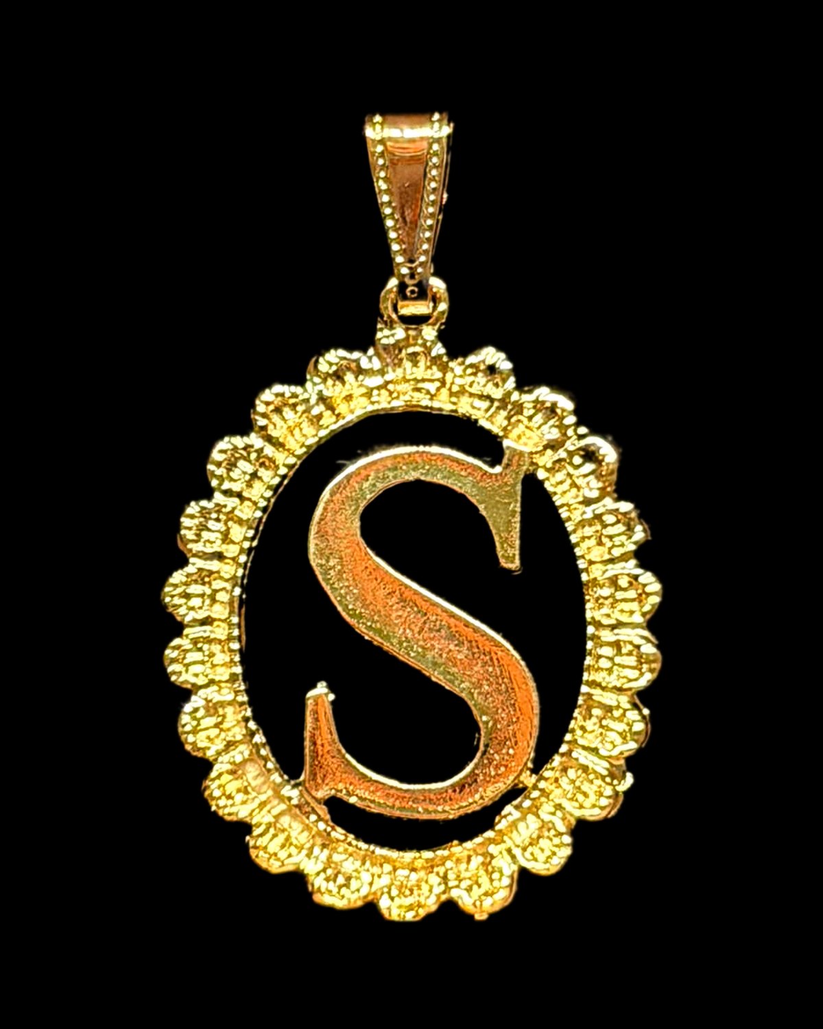 Colgante con la inicial S en marco oval dorado