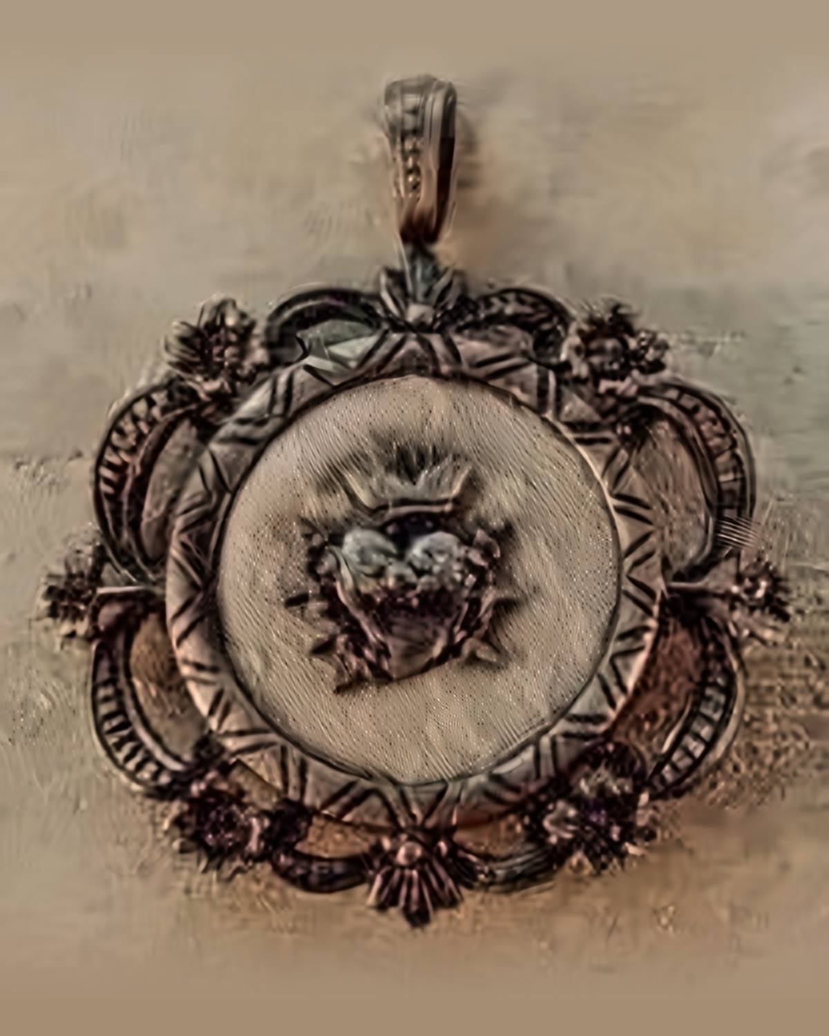 Relicario Filigrana con Sagrado Corazón de Metal de Santet Artesanía